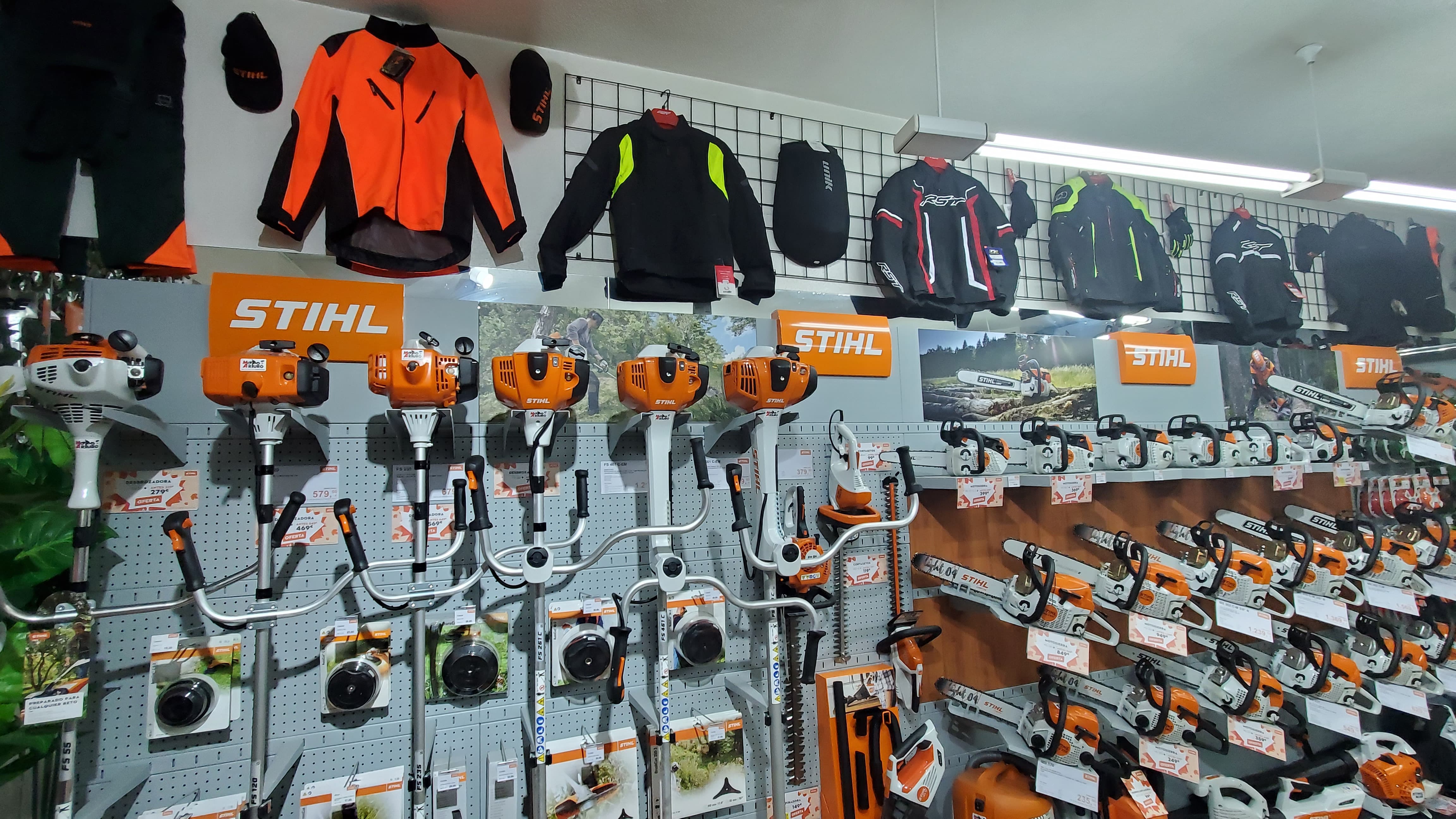Chaquetas con protecciones y guantes